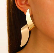 Load image into Gallery viewer, Twisty
