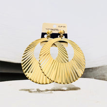 Load image into Gallery viewer, Shells - Clip Ons
