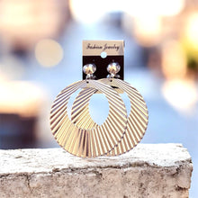 Load image into Gallery viewer, Shells - Clip Ons
